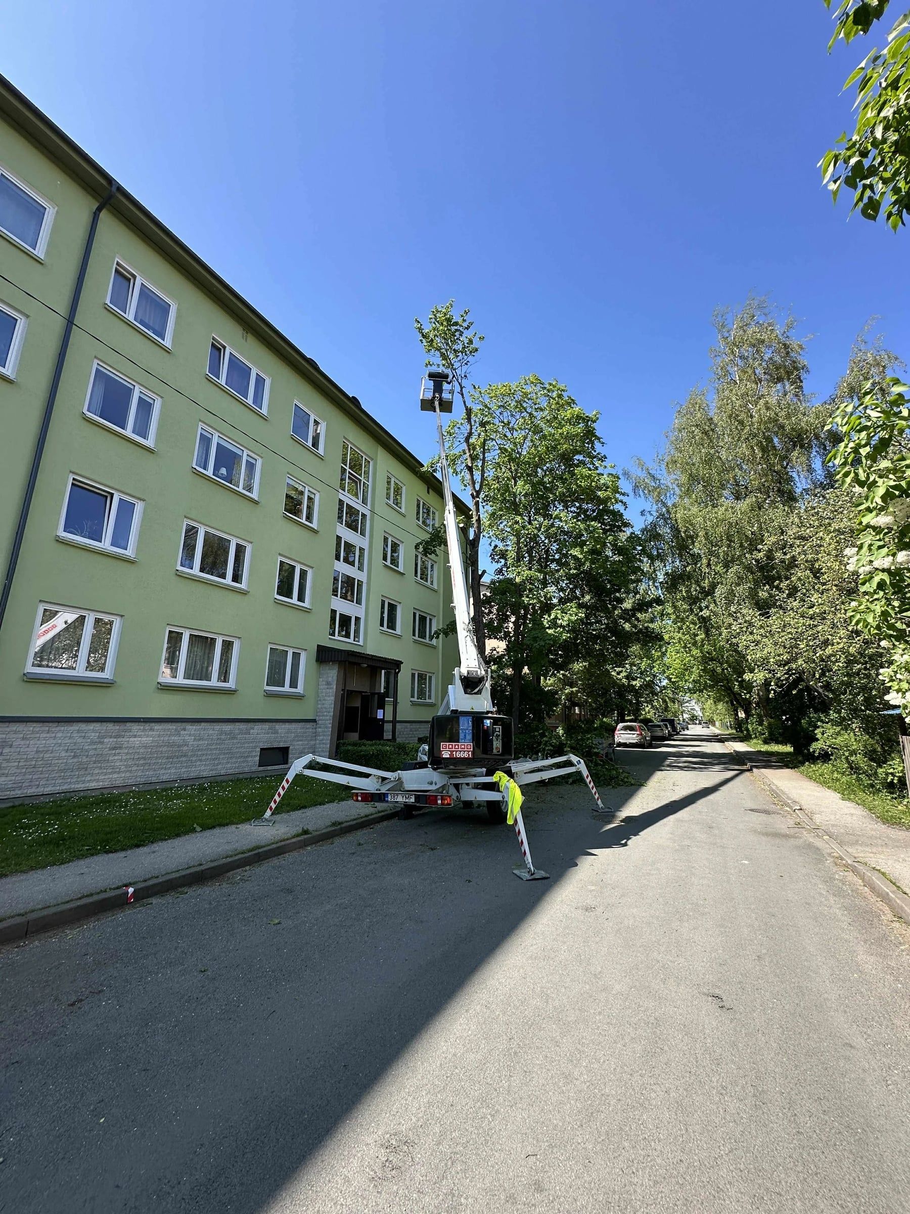 Korvtõstuk puude lõikusel kortermaja ees